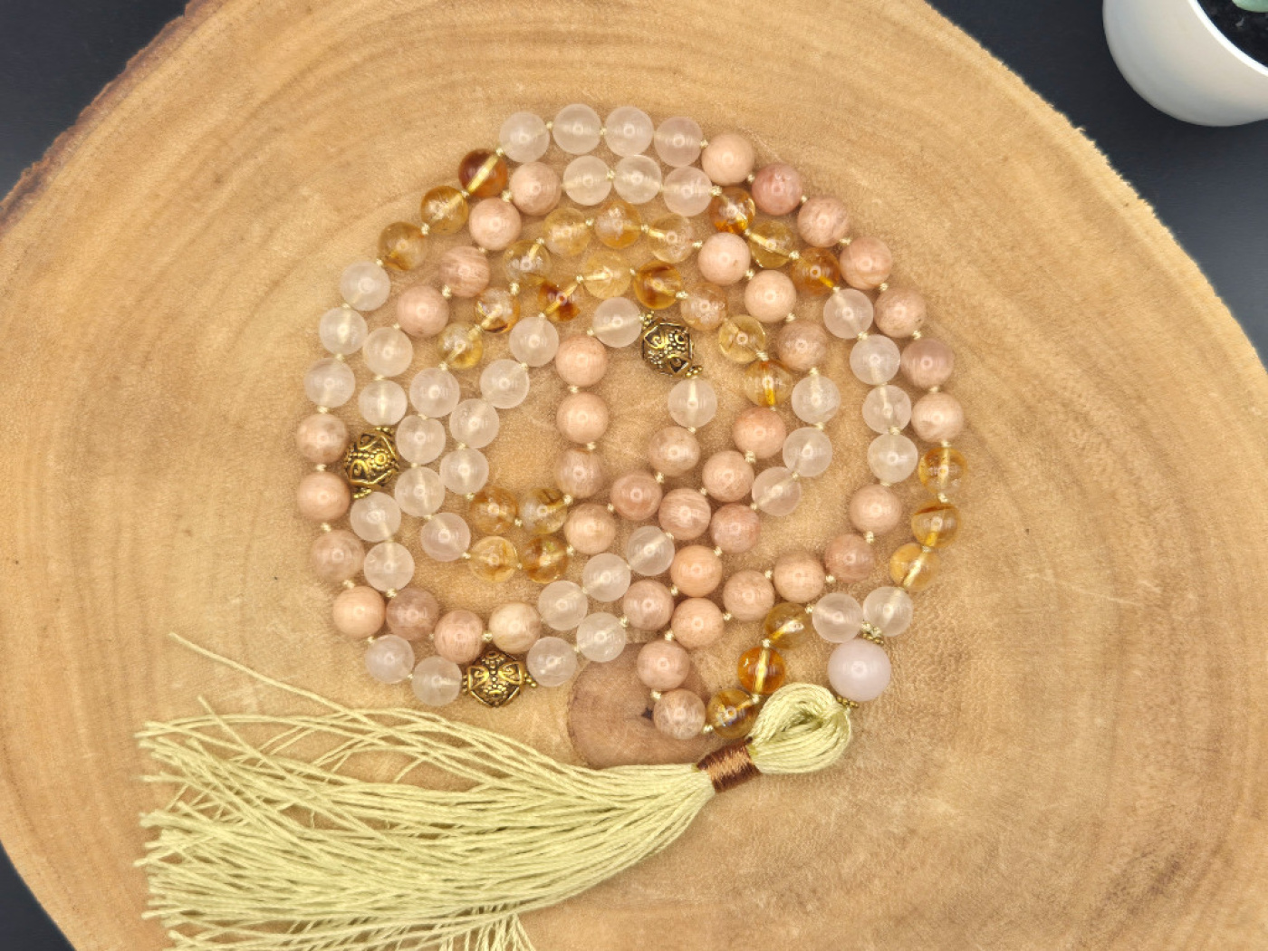 "Mala der inneren Harmonie" | Citrin · Pfirsich-Mondstein · Rosenquarz | 108+1 Perlen | ca. 8mm